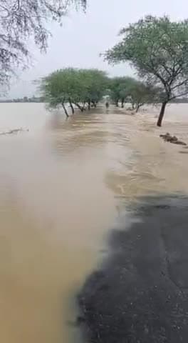 यूपी बलरामपुर ललिया हरिहर गंज मार्ग पर बह रहा बाढ़ का पानी। एक लाख आवादी का जिला मुख्यालय से सम्पर्क कट गया है।एक दर्जन