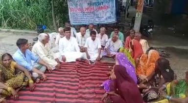 जहानाबाद: किसान संघर्ष समिति के कार्यकर्ताओं ने कारगिल चौक के समीप लगाई पंचायत, अपनी मांगों के समर्थन में की नारेबाजी