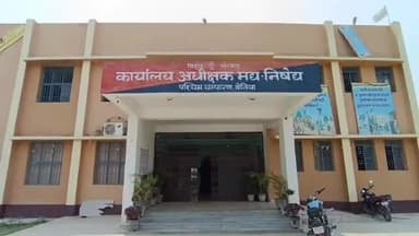 बेतिया: बलथर चेक पोस्ट सहित कई इलाकों में मद्य निषेध एवं उत्पाद विभाग की टीम ने की छापेमारी, 3 शराब कारोबारी व 3 नशेड़ी गिरफ्तार