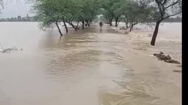 बलरामपुर: ललिया हरिहरगंज़ मार्ग लौकहवा डिप पर पहाड़ी नालों के उफान से सड़क पर आया पानी, मार्ग हुआ अवरुद्ध