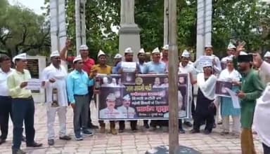 गोंडा: गांधी पार्क से आम आदमी पार्टी के कार्यकर्ताओं ने बिजली कटौती को लेकर लालटेन जुलूस निकालकर किया विरोध