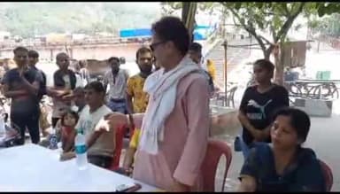 हरिद्वार: कावड़ मेले के दृष्टिगत विष्णु घाट पर लघु व्यापारियों के बीच परिचय पत्र का किया गया वितरण