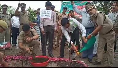 बलरामपुर समाचार जिला अधिकारी अरविंद सिंह पुलिस अधीक्षक केशव कुमार ने तहसील परिसर में किया पौधारोपण जनता को दिया संदेश वृक्ष लगाओ पर्यावरण बचाओ इस अवसर पर कुवाना रेंज के अधिकारी नवा अत उल्ला तहसील के अधिकारी कर्मचारी तथा अधिवक्ता रहे उपस्थित