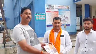 करपी: नगर में भाजपा जिला अध्यक्ष ने मोदी सरकार के 9 साल बेमिसाल कार्यक्रम के तहत जारी की गई पुस्तिका को नौजवानों को किया भेंट