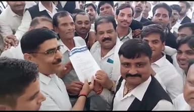 बदायूं: दातागंज तहसील में मुंसिफ कोर्ट खोलने के आदेश के विरोध में अधिवक्ताओं ने DM के गेट के सामने सड़क जामकर किया धरना प्रदर्शन