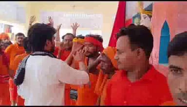 सलोन: नगर पंचायत नसीराबाद में शिव भक्तों ने शिव मंदिर के पास कांवड़ियों को तिलक लगाकर व पुष्प वर्षा कर किया स्वागत