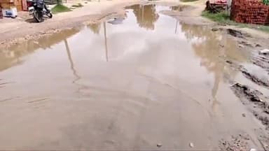 गोंडा: कुतुबगंज बाजार की गड्ढायुक्त सड़कों में जलभराव से परेशान लोगों ने कुतुबगंज बाजार में किया प्रदर्शन, बनवाए जाने की मांग की