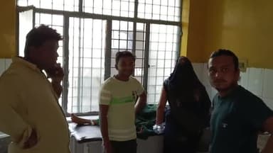 मऊरानीपुर: नगर स्थित ओवर ब्रिज के पास मोटरसाइकिल से गिरकर महिला गंभीर रूप से हुई घायल, इलाज जारी