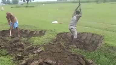 ठाकुरगंज: खारूदाह के वार्ड नंबर 6 में अन्य जगह से मजदूर मंगवाकर कराया जा रहा मनरेगा में कार्य