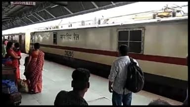 दरभंगा: दरभंगा रेलवे स्टेशन पर लंबी दूरी की ट्रेन के विलंब रहने से यात्री हो रहे परेशान, लोकमान्य तिलक एक्सप्रेस रही 10 घंटे लेट