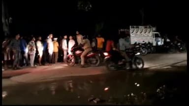 गोंडा: कस्बा धानेपुर में बाइकों की टक्कर के बाद लड़ने लगे बाइक सवार पुलिस व स्थानीय लोगों ने कराया शांत