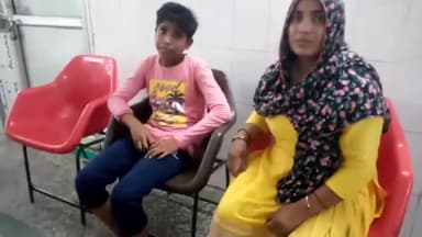 इटावा: ऊसराहार के समथर गांव में दुकान के बाहर खड़े 12 वर्षीय बालक को जहरीले सांप ने काटा, हालत बिगड़ने पर जिला अस्पताल में भर्ती