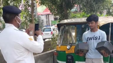 गाज़ियाबाद: जिले में ऑटो में अतिरिक्त सीट लगाकर ओवर लोडिंग करने को लेकर यातायात पुलिस ने अभियान चलाकर 381 ऑटो से निकलवाई सीटें