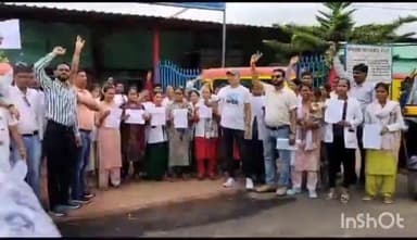 बतौली: कल से स्वास्थ्य कर्मी करेंगे अनिश्चितकालीन हड़ताल, बतौली सीएचसी के सामने स्वास्थ्य कर्मियों ने आंदोलन का बैनर किया चस्पा