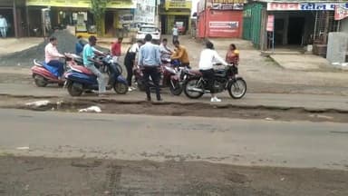 सिहोरा: नगर पालिका द्वारा बनाई जा रहे डायवर्सन के कारण गिरकर घायल हो रही बाइक चालक यूफोरिया के सामने स्कूटी सवार युवक हुआ घायल