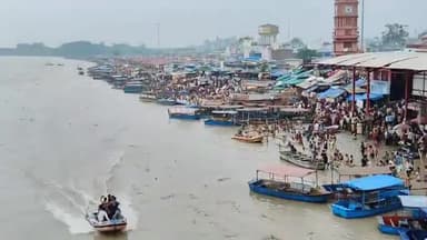 धनौरा: गुरू पूर्णिमा पर गजरौला बृजघाट तिगरी गंगा धाम में स्नान करने के लिए उमड़ी भीड़, हाईवे पर लगे जाम में फंसी एंबुलेंस