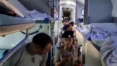 गया टाउन सीडी ब्लॉक: RPF व GRP के जवानों ने गया रेलवे जंक्शन परिसर व ट्रेनों में चलाया जन जागरण अभियान, रेल यात्रियों को किया जागरूक