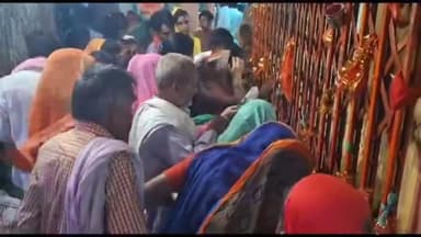 कन्नौज: गुरुपूर्णिमा के अवसर पर महादेवी घाट पर गंगा स्नान के बाद श्रद्धालुओं ने किए माता फूलमती के दर्शन, मंदिर में दिखी भीड़