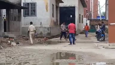 बेतिया: भेड़ीहारी रेलवे लाइन के समीप संदिग्ध अवस्था में मिला 17 वर्षीय किशोर का शव, पुलिस ने शव का पोस्टमार्टम कराया