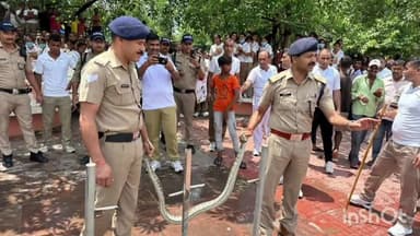 हरिद्वार: विष्णु घाट पर गंगा नदी से निकला अजगर, एसपी देहात स्वप्न किशोर सिंह ने पकड़कर वन विभाग को सौंपा