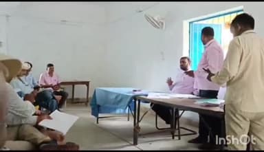 करपी: करपी प्रखंड कार्यालय के सभाकक्ष में बीएलओ की बैठक आयोजित की गई ,प्रखंड विकास पदाधिकारी ने संबोधित किया