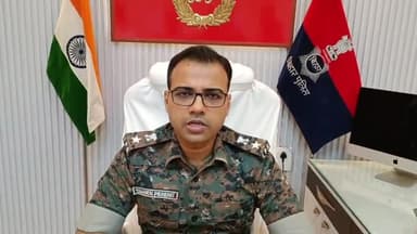 गोपालगंज: जादोपुर में ट्रैक्टर ट्रॉली में छिपाकर लाई जा रही भारी मात्रा में शराब जब्त व दो आरोपी गिरफ्तार, एसपी ने दी जानकारी