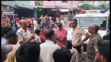 बेतिया: नरकटियागंज वार्ड नंबर एक में अवस्थित एक मकान के विवाद में दो पक्ष आपस में भिड़े, जमकर हुई मारपीट