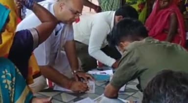 सिंगरौली: कांग्रेस की सरकार बनेगी तो हर गरीब होगा खुशहाल अमित द्विवेदी  नारी सम्मान योजना के तहत 100  महिलाओं का फार्म भरवाया गया
