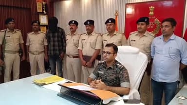 गोपालगंज: पुलिस ने 6 कांड में फरार चल रहे आरोपित को फुलवरिया से किया गिरफ्तार, एसपी ने कलेक्ट्रेट में प्रेस वार्ता कर दी जानकारी