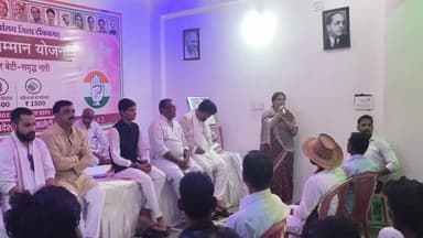 टीकमगढ़ जिला कांग्रेस कार्यालय में बूथ प्रबंधन प्रकोष्ठ की बैठक में कार्यकर्ताओं उदबोधन।