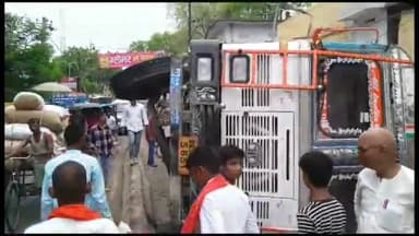 गया टाउन सीडी ब्लॉक: जयप्रकाश नारायण अस्पताल के पास सीमेंट लदा ट्रक पलटा, बाल-बाल बचे लोग