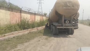 सिंगरौली: जुबाड़ी में कैप्सूल वाहन अनियंत्रित होकर नाली में घुसा, बाल-बाल बचे ड्राइवर और खलासी