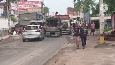 रामगढ़ चौक: रामगढ़ चौक बाजार की मुख्य सड़कों के किनारे फुटपाथी दुकानदारों का कब्जा, हर दिन लगता है जाम