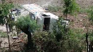 रायसेन: घोड़ा पछाड़ नदी के पुल के पास ट्रक को बचाते समय बोलेरो वाहन अनियंत्रित होकर 20 फीट गहरी खाई में जाकर पलटा