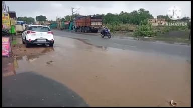 पतरातू: भुरकुंडा में बारिश के कारण कई सड़कें तालाब में तब्दील होने से लोगों को हो रही परेशानी