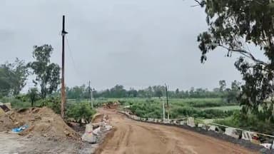 धनौरा: बगद नदी पुलिया पर डीएम और एसपी के आदेश के बाद बनाई गई मिट्टी की सड़क पर लगाई जा रहीं लाइट
