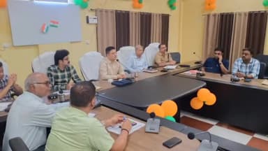 मुगलसराय: कलेक्ट्रेट सभागार में पड़ाव से मुगलसराय गोधना मोड़ तक सड़क चौड़ीकरण को लेकर डीएम ने की समीक्षा