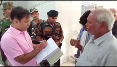 गोपालगंज: कलेक्ट्रेट परिसर में डीएम ने जनता दरबार लगाकर सुनी एक दर्जन से अधिक लोगों की समस्या, ऑन द स्पॉट किया मामलों का निपटारा।