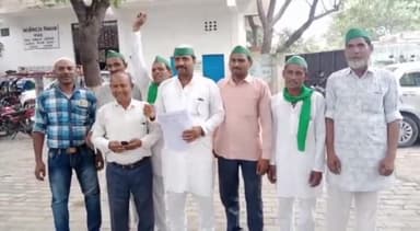 नौगावां सादात: भारतीय किसान यूनियन लोकशक्ति के कार्यकर्ताओं ने तहसील परिसर में विभिन्न मांगों को लेकर प्रदर्शन कर SDM को सौंपा ज्ञापन