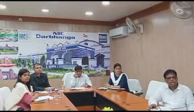दरभंगा: एनआईसी भवन में कमिश्नर, DM व अन्य अधिकारियों के साथ बिहार के मुख्य सचिव आमिर सुबहानी ने की समीक्षा बैठक