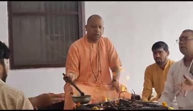 सावन के पहले दिन सीएम योगी के किया रुद्राभिषेक व हवन,जल, दूध एवं ऋतुफल के रस से हुआ रुद्राभिषेक.#news #newsbulletin360