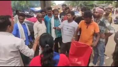 हरिद्वार: रोड़ी बेलवाला में स्थानीय दुकानदारों ने पुलिसकर्मियों पर दुकानें हटाए जाने को लेकर लगाए गंभीर आरोप