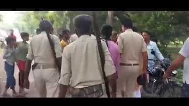 बेतिया: पटखौली गांव में भैंस चोरी के मामले में 3 चोर को स्थानीय ग्रामीणों ने पकड़ा, पुलिस को सौंपा।