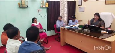 जगदलपुर: महापौर सफीरा साहू ने नगर निगम कार्यालय में नगर निगम के उप अभियंता व नजूल विभाग के राजस्व निरीक्षकों की ली बैठक