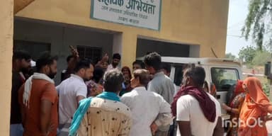 खाजूवाला: पेयजल सप्लाई सही रूप से नहीं होने पर महिलाओं ने खाजूवाला जलदाय विभाग कार्यालय पर किया विरोध प्रदर्शन