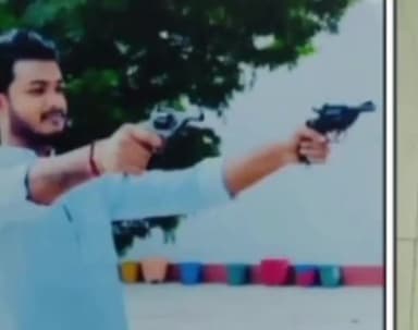 गोपालगंज: तकिया गांव में एक ही परिवार के लोगों द्वारा लहराए गए हथियार, पुलिस ने हथियार व लाइसेंस जब्तकर आगे की कार्रवाई हेतु भेजे