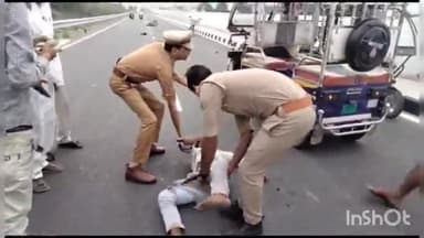 कन्नौज: जिला अस्पताल के निकट हरदोई मोड़ पर कार की टक्कर से घायल पड़े बाइक सवार को पुलिस ने अस्पताल में कराया भर्ती