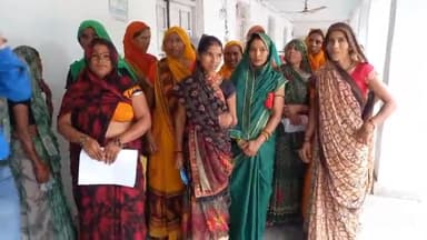 पीएम आवास योजना की मांग को लेकर एसडीएम के पास पहुंची वार्ड क्रमांक-2 की निवासरत महिलाएं, पार्षद पर भी लगाए गंभीर आरोप