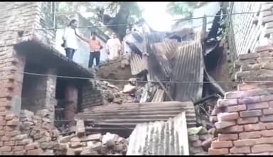 इटावा: सदर कोतवाली क्षेत्र के जटपुरा मोहल्ले में बरसात के कारण ध्वस्त हुआ मकान, मलबे में दबा गृहस्ती का सामान, लोग बाल बाल बचे