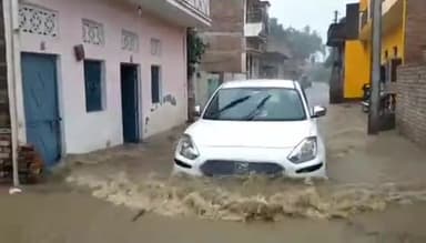 करछना: दलवाबारी गांव के कई घरों में भरा बारिश का पानी, ग्रामीणों ने कई वर्षों से नाले की सफाई न होने का लगाया आरोप